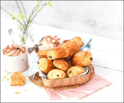 Pain au chocolat ou chocolatine ? Ce chanteur ne se posait pas la question et chantait ''Le Petit Pain au chocolat'' en 1969. 
Qui est-ce ?