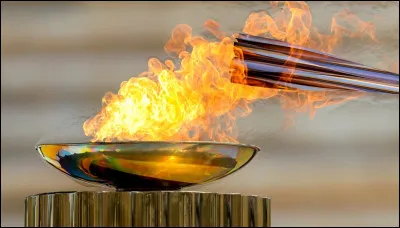 Comment la flamme olympique est-elle allumée à Olympie tous les 4 ans ?
