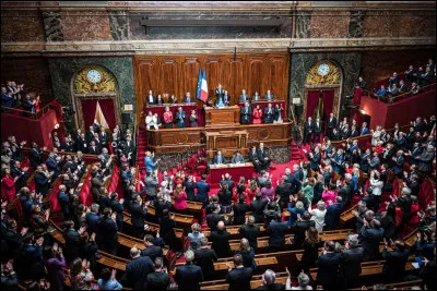 Le 4 mars, la France est devenue le premier pays au monde à inscrire le droit à l'avortement dans la Constitution. En quelle année la loi Veil a-t-elle dépénalisé l'IVG ?