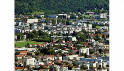 Cette ville de 38 000 habitants située dans la banlieue de Grenoble, c'est ... Saint ... d'Hères.