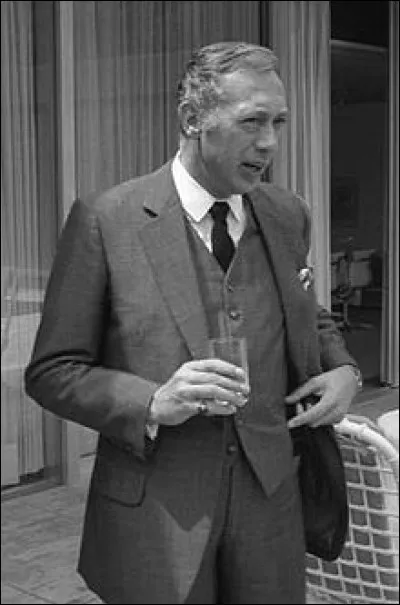 Qui s'est fait connaître à l'étranger par son rôle de Stephan Derrick dans Inspecteur Derrick ?