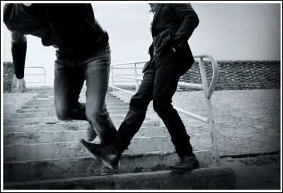 Plus tard cette même personne passe devant toi et te fait un croche-pied, que fais-tu ?