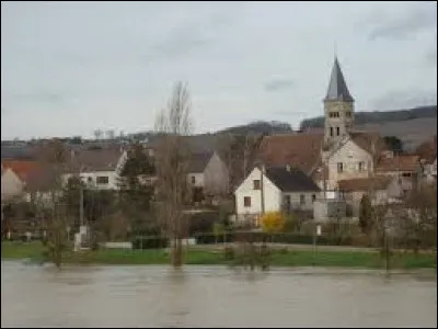 Nous sommes maintenant à Azy-sur-Marne. Village de l'arrondissement de Château-Thierry, il se situe dans le département ...