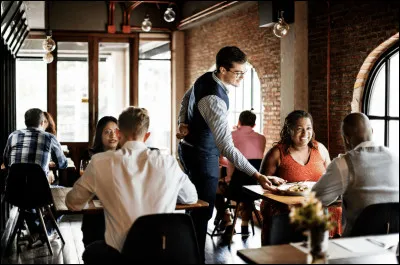 Tu pars en ville avec des amis pour la journée. Le midi, vous allez tous au restaurant. Au moment de partir, tu passes sans faire exprès devant un miroir, et remarques une tache assez voyante au niveau de ta chemise. 
Quelle est ta réaction ?