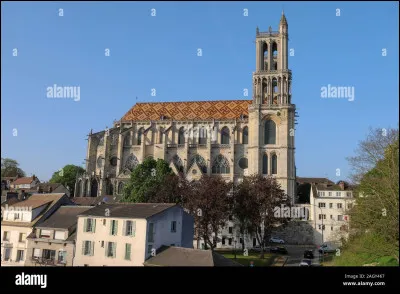 MAntes-la-Jolie est une commune située dans les Yvelines.