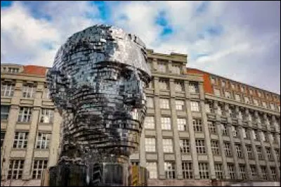 Dans quelle ville peut-on admirer plusieurs sculptures de David Černý ?