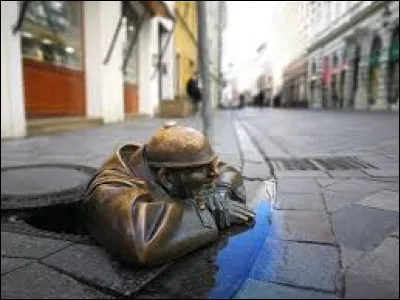 Que représente le Cumil, une statue située dans le centre de Bratislava ?