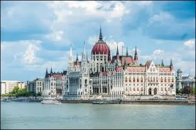 Où se situe ce parlement ?