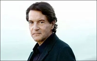 Ce chanteur s'appelle Francis Cabrel.