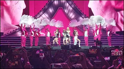 Choisis un outfit. 1