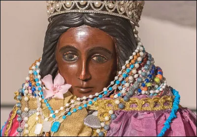 Quel est le nom de la vierge noire, patronne des gitans ?