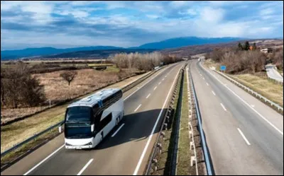 Quelle est la vitesse maximale autorisée pour les autocars équipés d'un dispositif ABS sur les autoroutes ?
