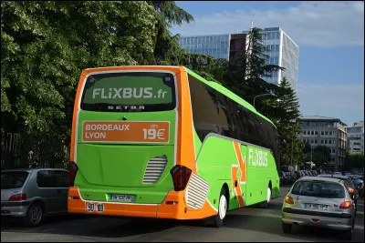 Comment appelle-t-on ces bus low-cost qui ont vu le jour en 2015 après la promulgation de la loi proposé par le ministre de l'économie de l'époque ?