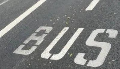 Qui peut emprunter une voie de bus, à part les bus  ?