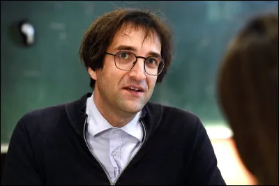 Dans quelle discipline Josef Schovanec, auteur de plusieurs livres sur le sujet, possède-t-il un doctorat ?