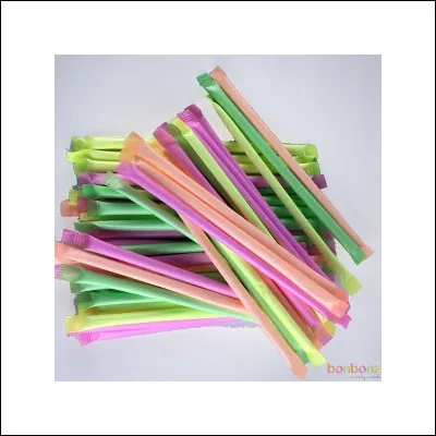 De quoi étaient garnies les pailles en plastiques multicolores ?