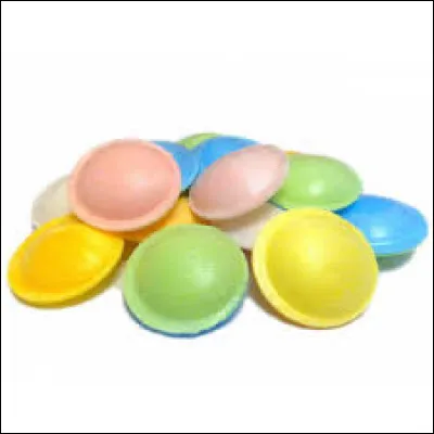 De quoi étaient recouvertes les ''soucoupes volantes'' qui renfermaient une poudre acidulée totalement chimique, mais si bonne ?