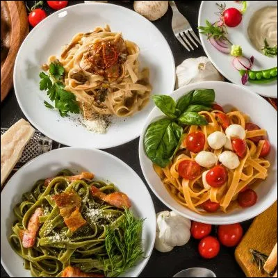 Quelle spécialité italienne, dont une variante était déjà cuisinée par les Romains, porte un nom venant dun mot latin désignant la farine ?