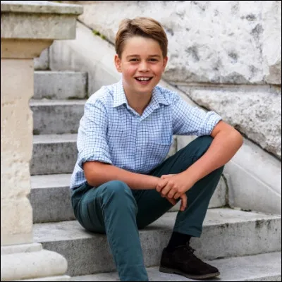 Quelle membre de la famille royale britannique est la grand-mère paternelle du prince George ?