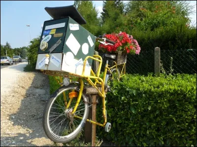 Cette commune du département du Loiret, située près de Châteauneuf-sur-Loire, connue comme le "village des boîtes aux lettres", c'est Saint ... d'Abbat
