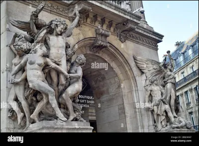 Auguste Rodin est le sculpteur de "La Danse" décorant la façade de l'Opéra Garnier à Paris.