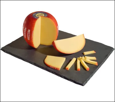 Quel fromage au lait de vache a la forme d'une boule, avec une croûte colorée en rouge ?
