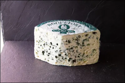 Les fromages comme le roquefort sont percés avec des aiguilles lors de la fabrication.