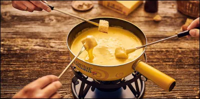 Dorigine suisse, la recette de la fondue mélange à proportion égale trois fromages qui sont...