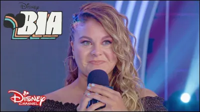 Comment s'appelle cette fille ?