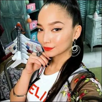 Comment s'appelle cette fille ?