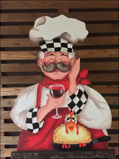 Le chef trinque avec nous en attendant que nous passions la commande. Il propose de nous faire goûter sa soubressade. C'est une saucisse élaborée avec du porc finement haché mélangé à du paprika. "D'où vient cette spécialité ?" questionne cousine Lizéa.