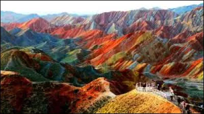 Quelle dynastie indienne a régné sur une grande partie du sous-continent indien entre le IIIe siècle av. J.-C. et le VIe siècle de notre ère, laissant un héritage important dans les domaines de l'art, de la littérature, de l'architecture et de la religion ?