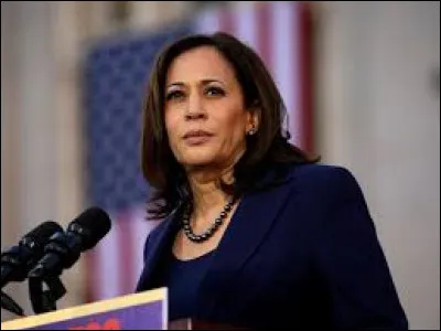 Kamala Harris, candidate pour la vice-présidence sur le ticket démocrate, est alors ...