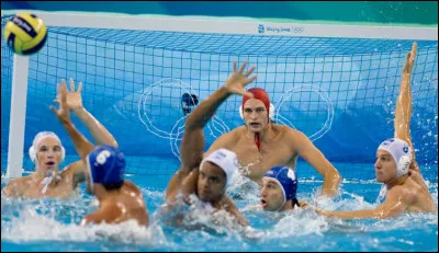 Combien y a-t-il de joueurs dans l'eau en même temps dans une équipe de water-polo, sport qui se joue dans une piscine ?