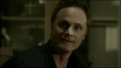 Comment s'appelle le p&egrave;re biologique d'Elena ?