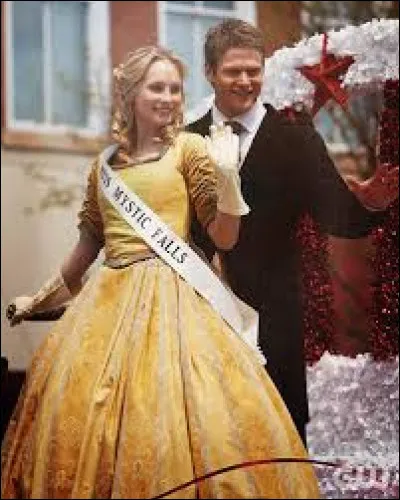 De quelle couleur est la robe d'Elena lors du concours Miss Mystic  Falls ?