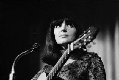 Qui est cette chanteuse, dont l'une des chansons s'intitule ''C'est chouette'' ?