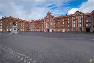 Dans quelle petite ville se trouve le "Familistère", ensemble de bâtiments voulu par l'industriel Jean-Baptiste André Godin pour l'hébergement de ses ouvriers, et haut lieu de lhistoire économique et sociale ?