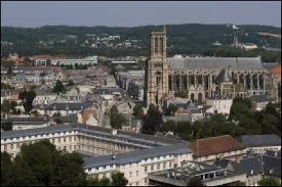 Quelle est, avec 28 000 habitants, la deuxième ville la plus peuplée ?