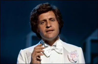 Joe Dassin nous chantait : "On allumait une cigarette et tout s'allumait / et c'était la fête, le 14 juillet...". De quelle chanson sont tirées ces paroles ?