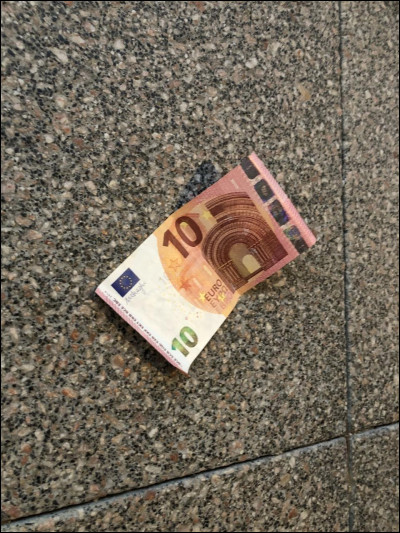 Tu es dans la rue, tu trouves dix euros par terre, venant d'une dame qui a fait tomber le billet. Que fais-tu ?