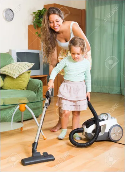 Ta mère galère à faire le ménage et a besoin d'aide, que fais-tu ?