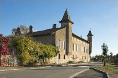 Voici le château de Peyrolade, à Daux. Ville du Pays Toulousain, elle se situe dans le département ...