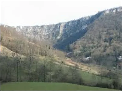 Je vous emmène en Bourgogne-Franche-Comté découvrir la reculée de Gizia. Village de l'aire d'attraction Lédonienne, il se situe dans le département ...
