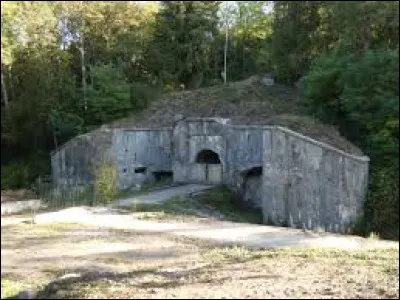 Nous somme à présent en Lorraine à l'entrée du fort Haxo, à Manonviller. Village du Lunévillois, sur les bords de la Vezouze, il se situe dans le département ...