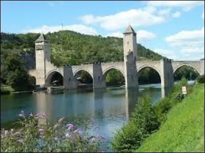 Dans quelle ville française trouve-t-on le pont Valentré ?