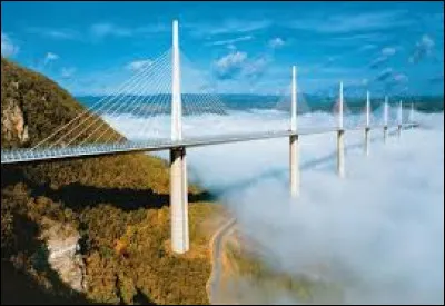 Dans quel département français peut-on admirer le viaduc de Millau ?