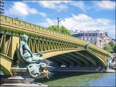 Qui est l'auteur du poème débutant par cette phrase : "Sous le pont Mirabeau coule la Seine" ?
