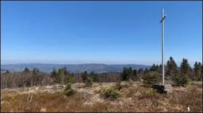 Quelle est l'altitude du point culminant du département ?