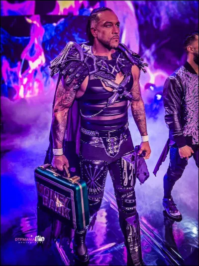 Damian Priest utilisa sa mallette Money in the Bank lors de Wrestlemania, combien de catcheurs avaient réalisé un tel exploit durant ce show avant lui ?